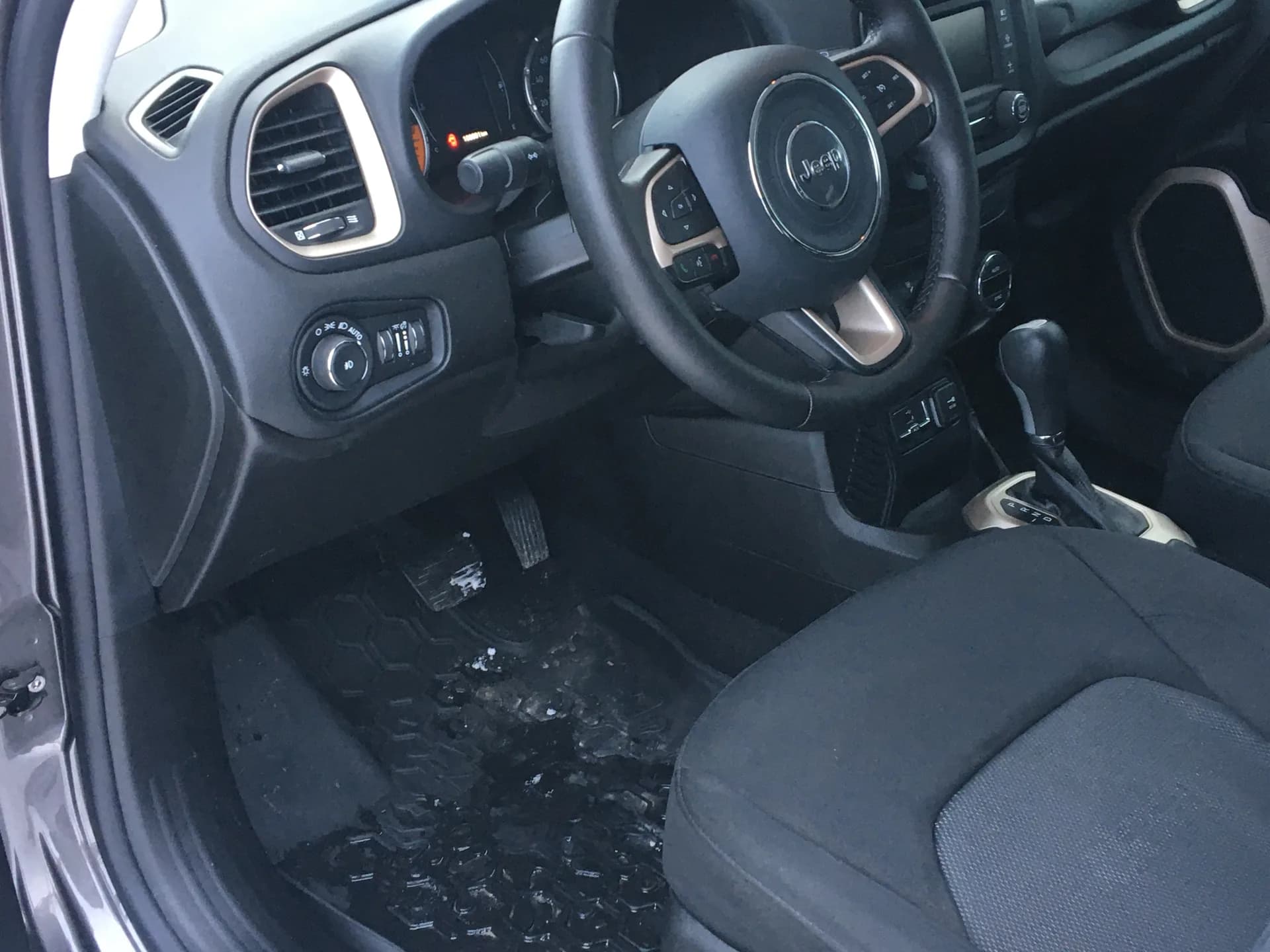 Jeep Renegade — фото 8
