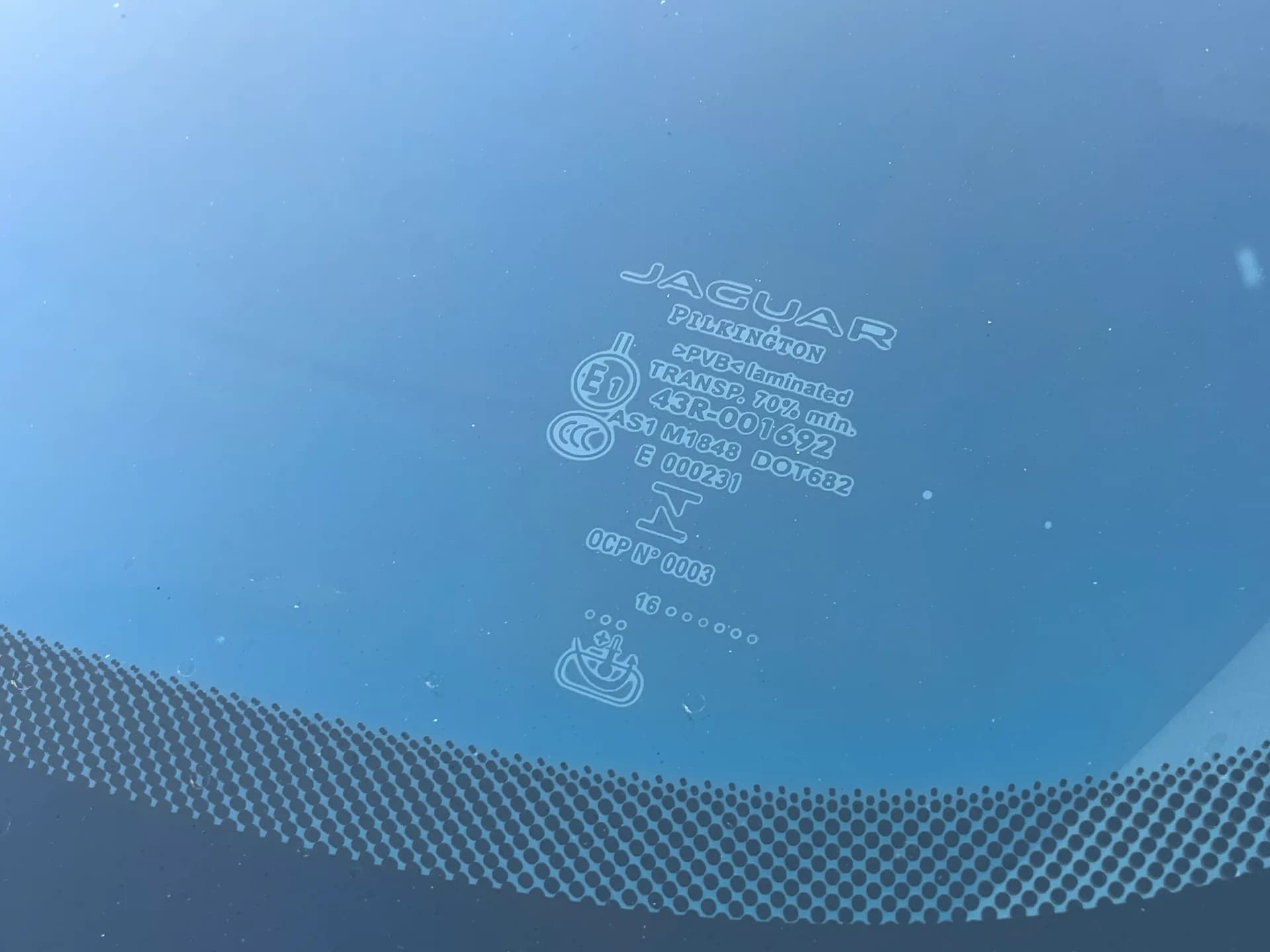 Jaguar XE — фото 11