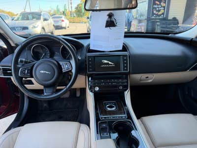 Jaguar XE — фото 5