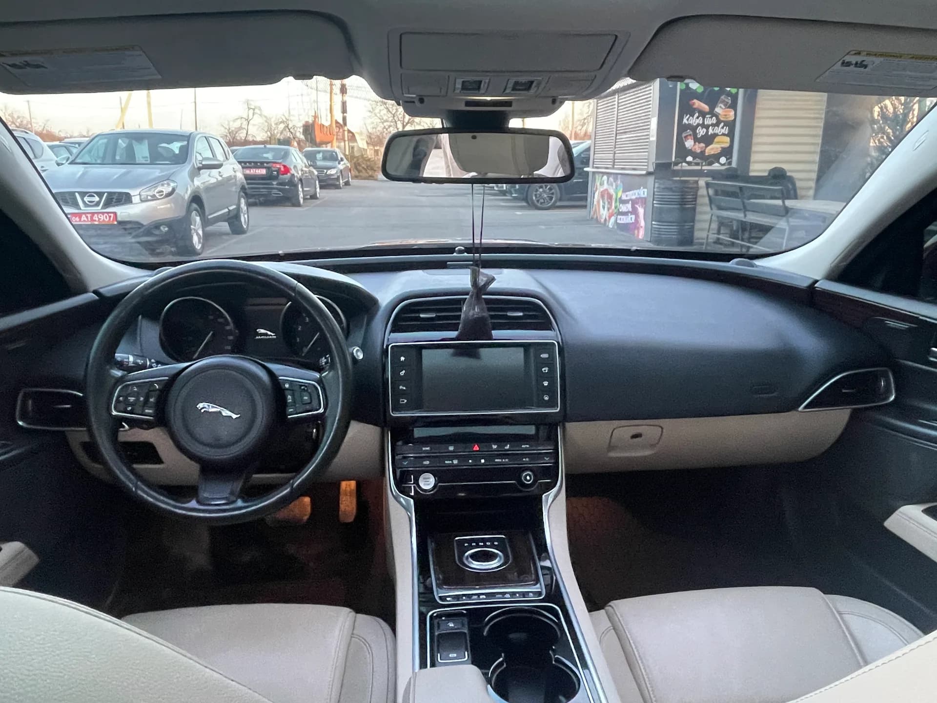 Jaguar XE — фото 6