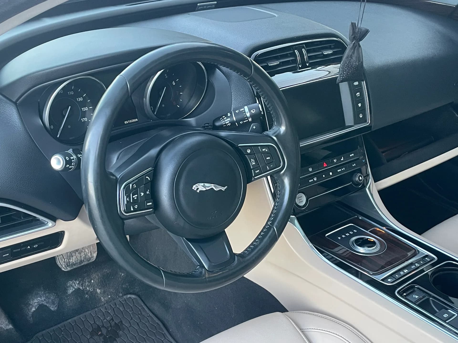 Jaguar XE — фото 10
