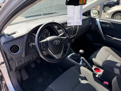 Toyota Auris — фото 5