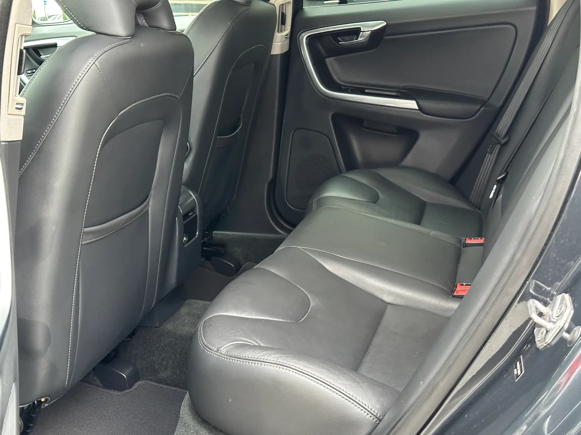 Volvo XC60 — фото 8