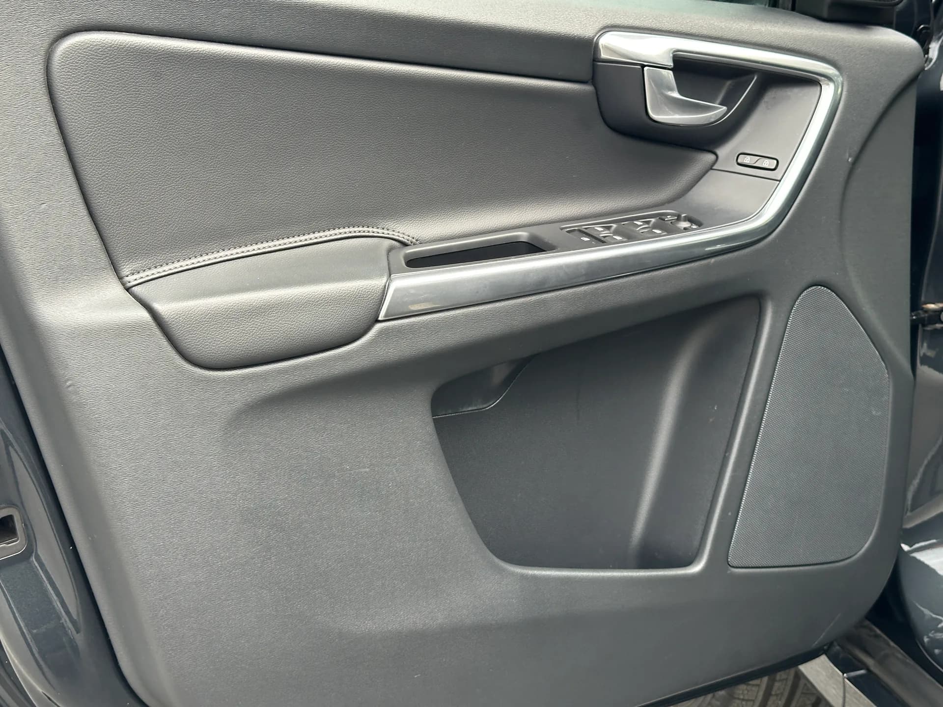 Volvo XC60 — фото 10