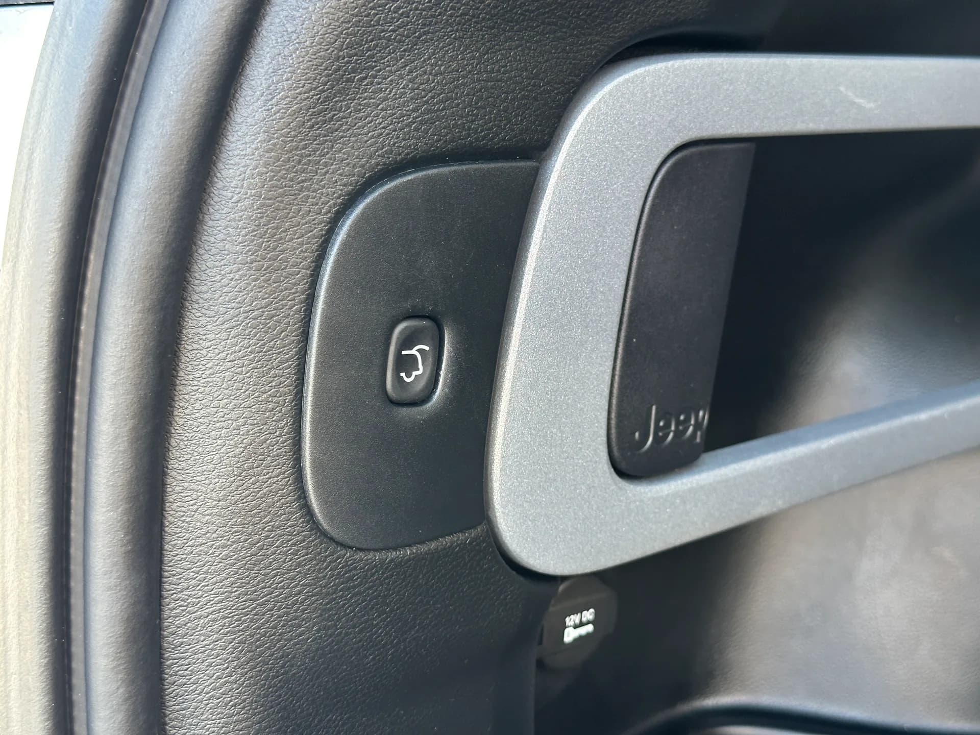 Jeep Cherokee — фото 10
