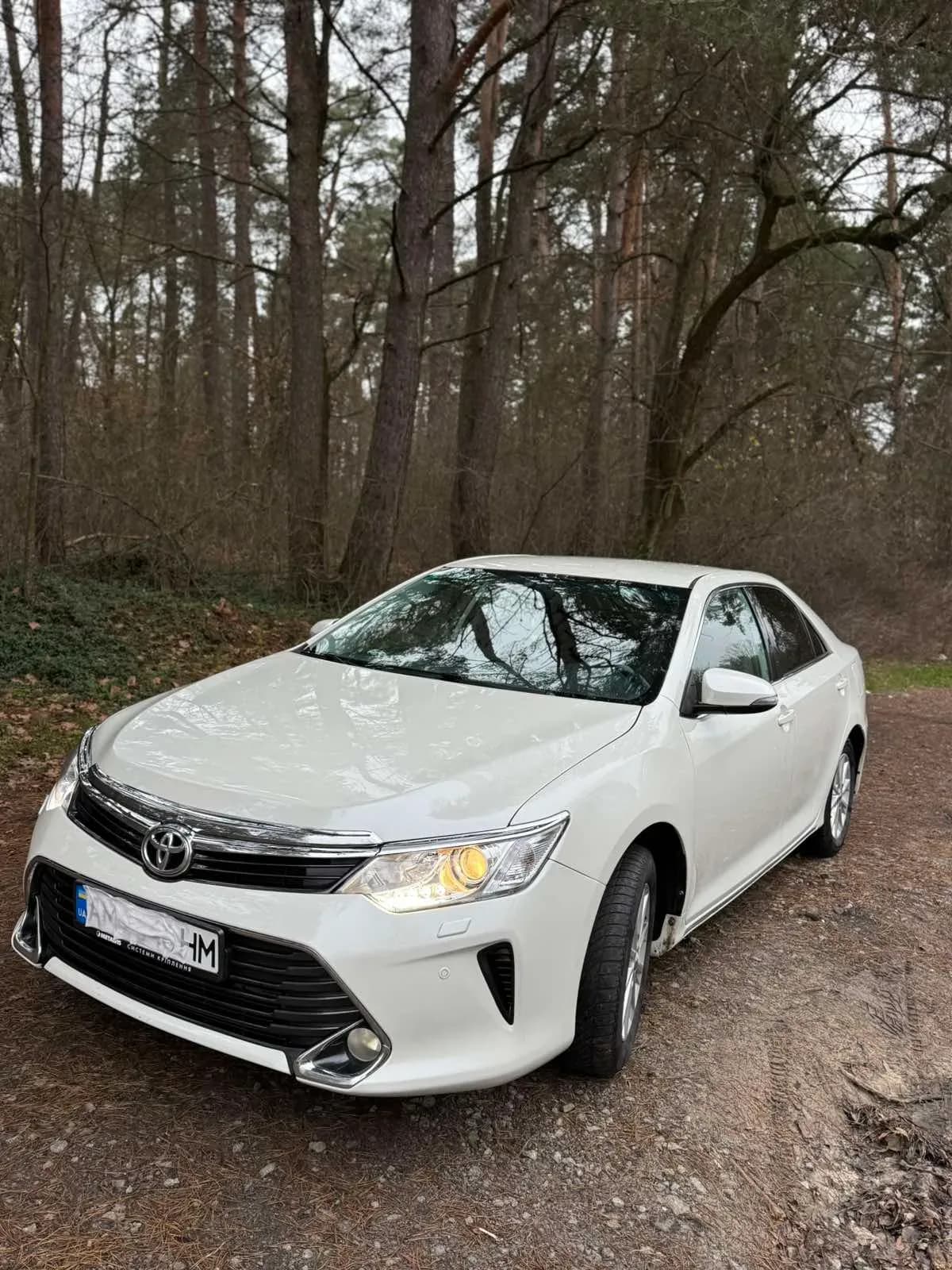 Toyota Camry — фото 1