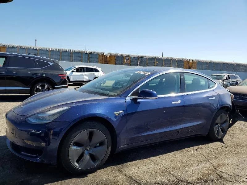 Tesla Model 3 — фото 1