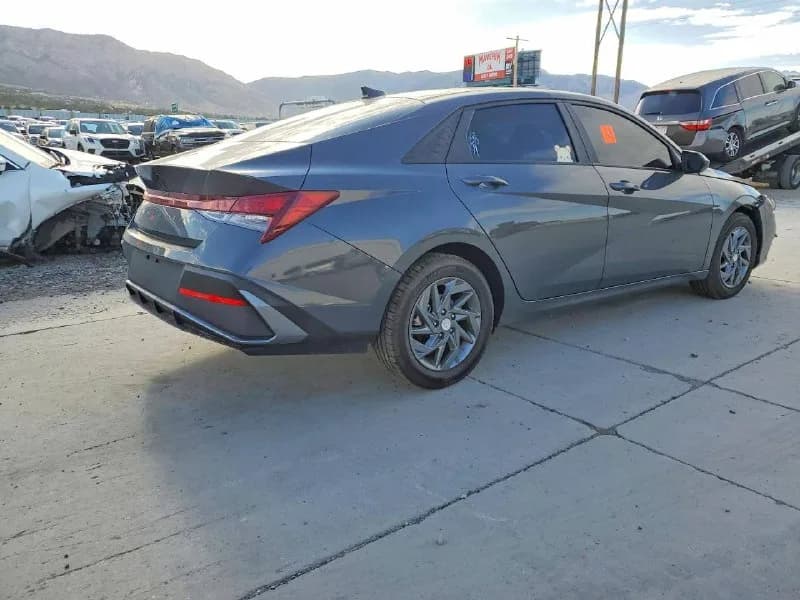 Hyundai Elantra — фото 3