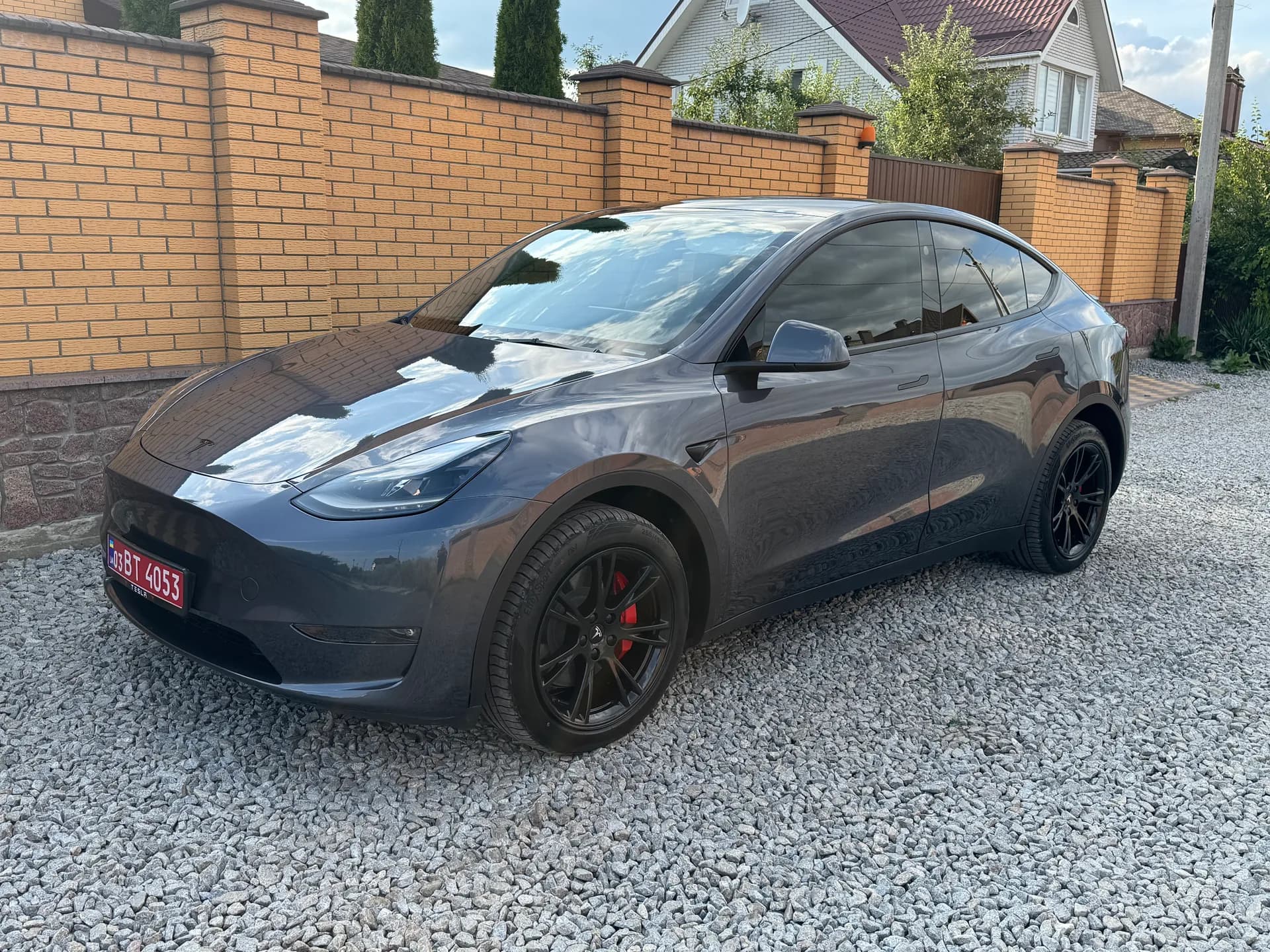 Tesla Model Y — фото 1