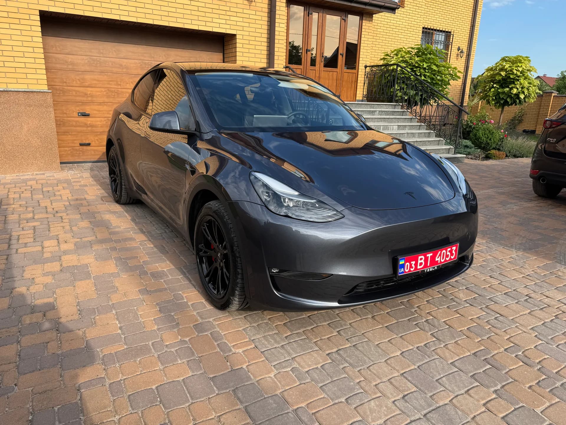 Tesla Model Y — фото 10
