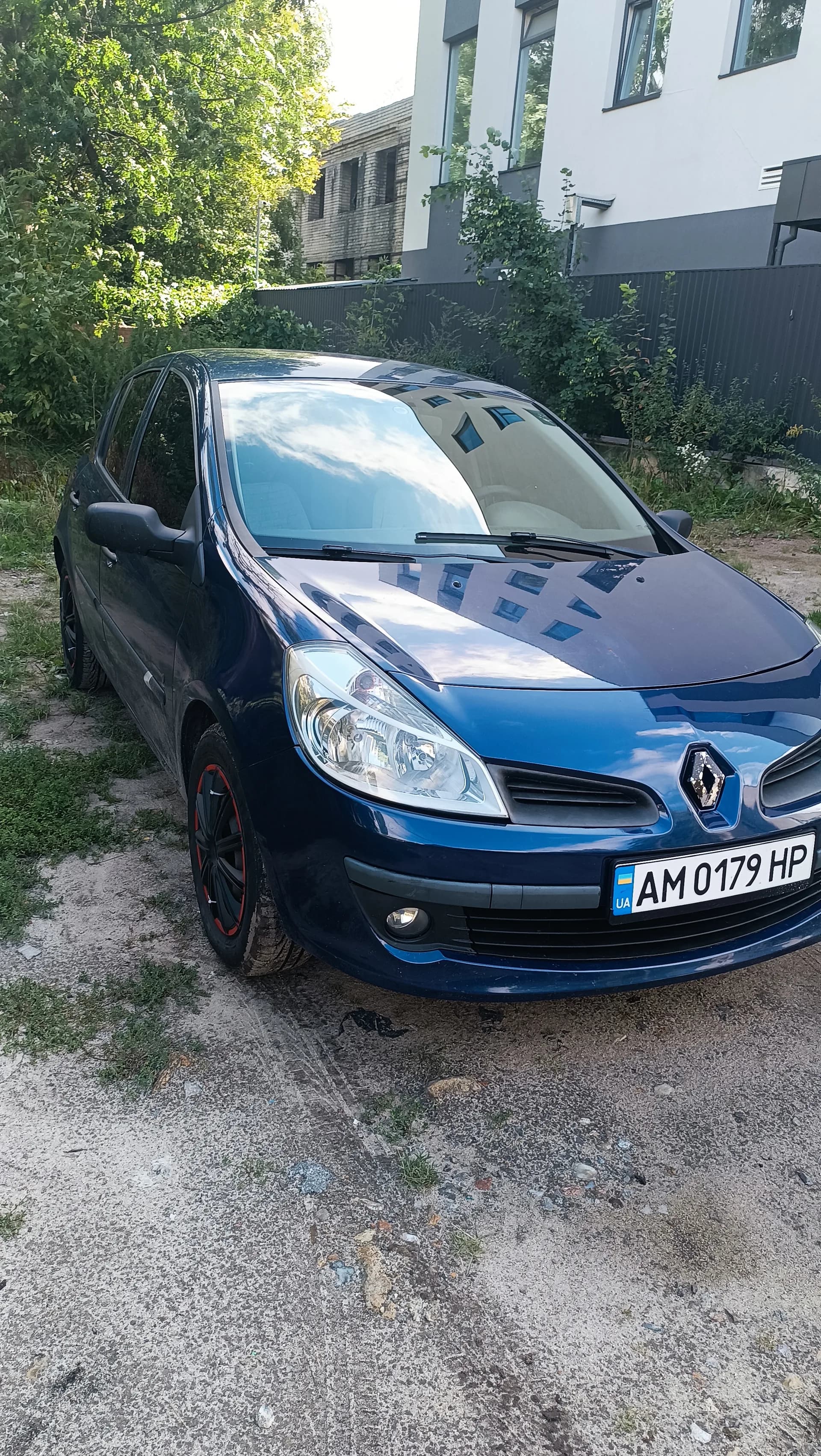 Renault Clio — фото 1