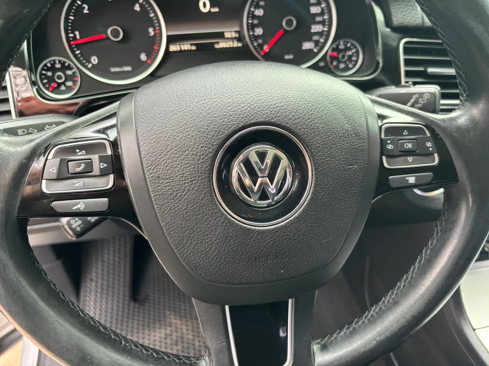 Volkswagen Touareg — фото 27