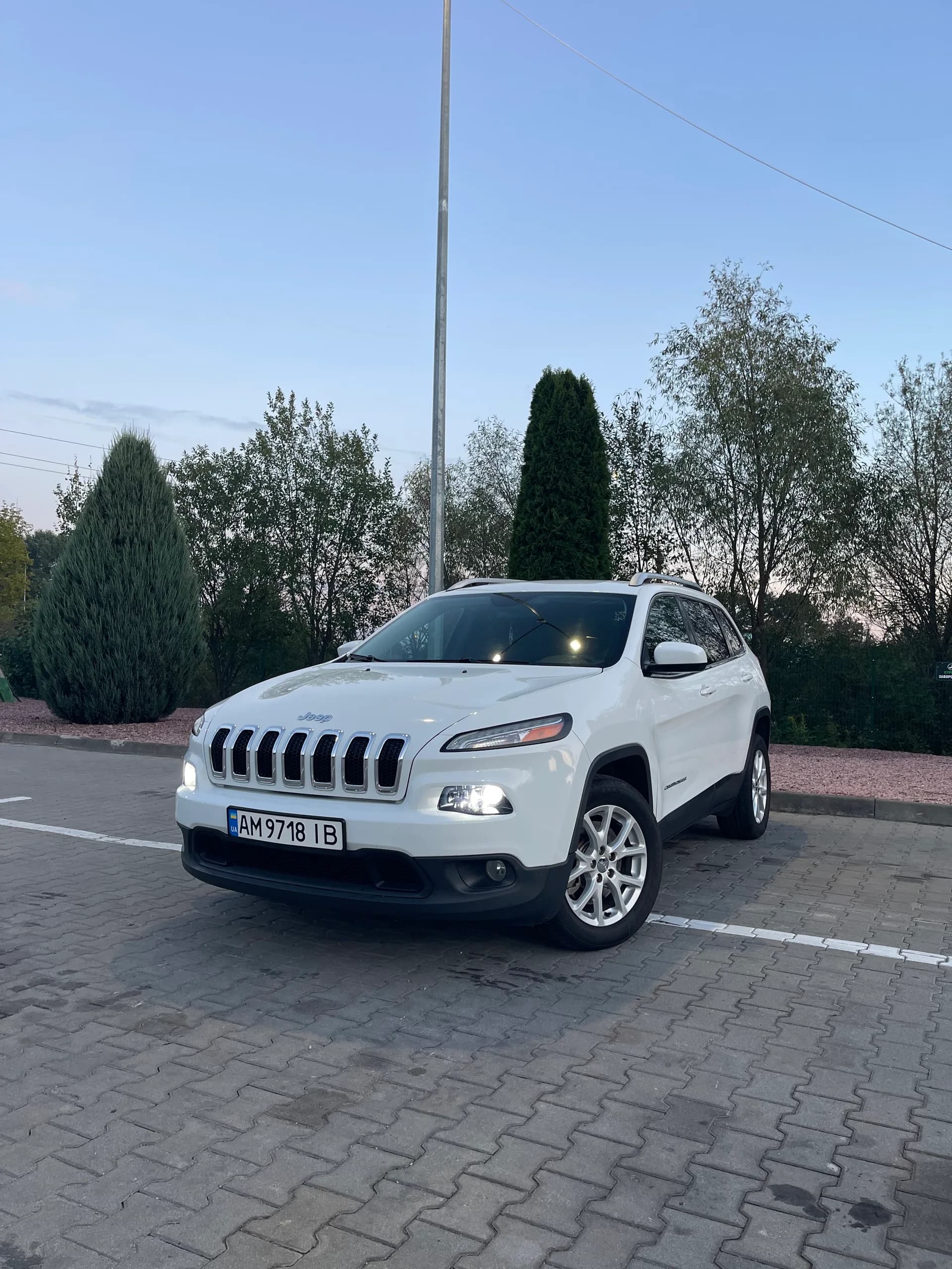 Jeep Cherokee — фото 1