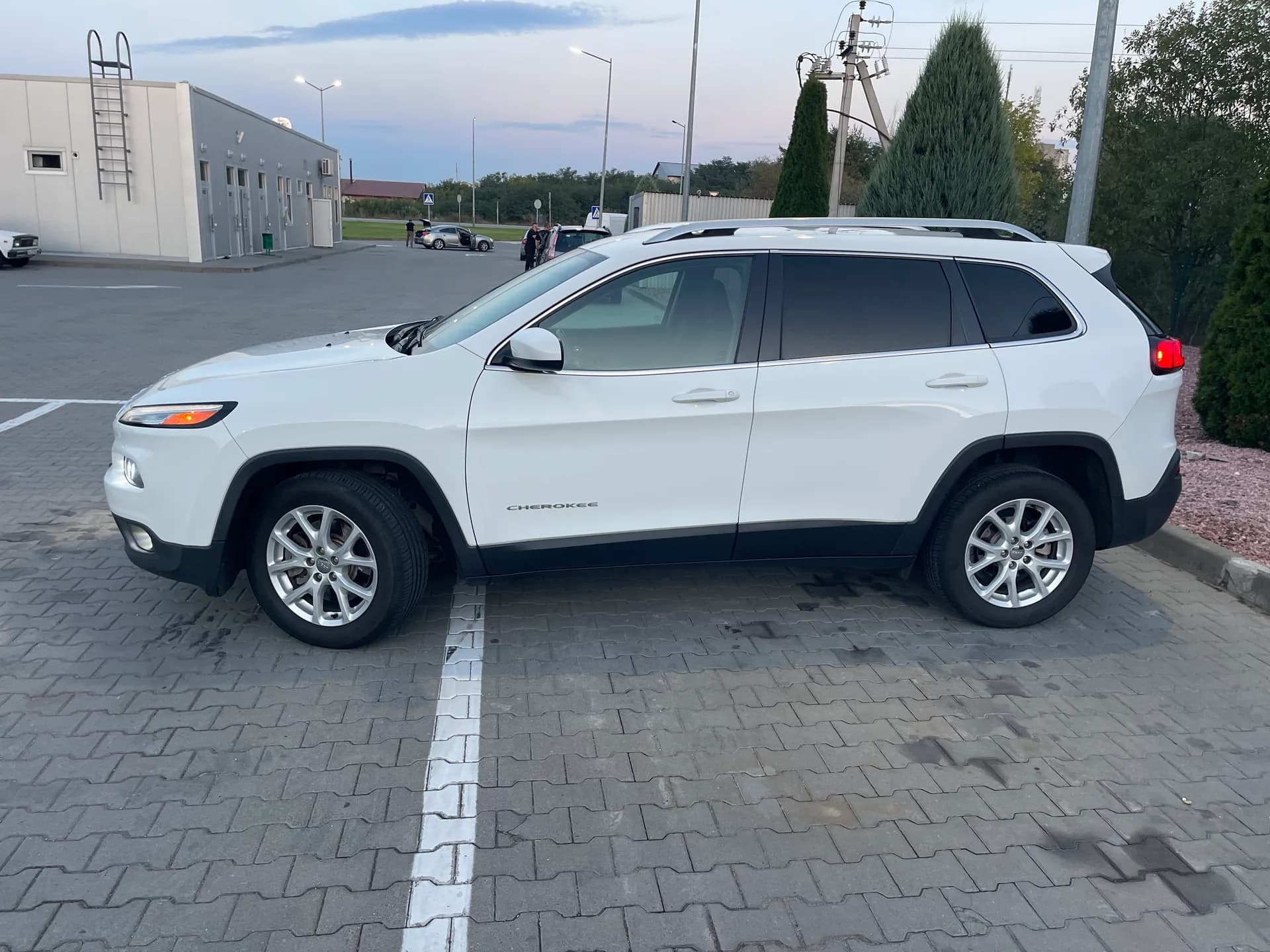 Jeep Cherokee — фото 6
