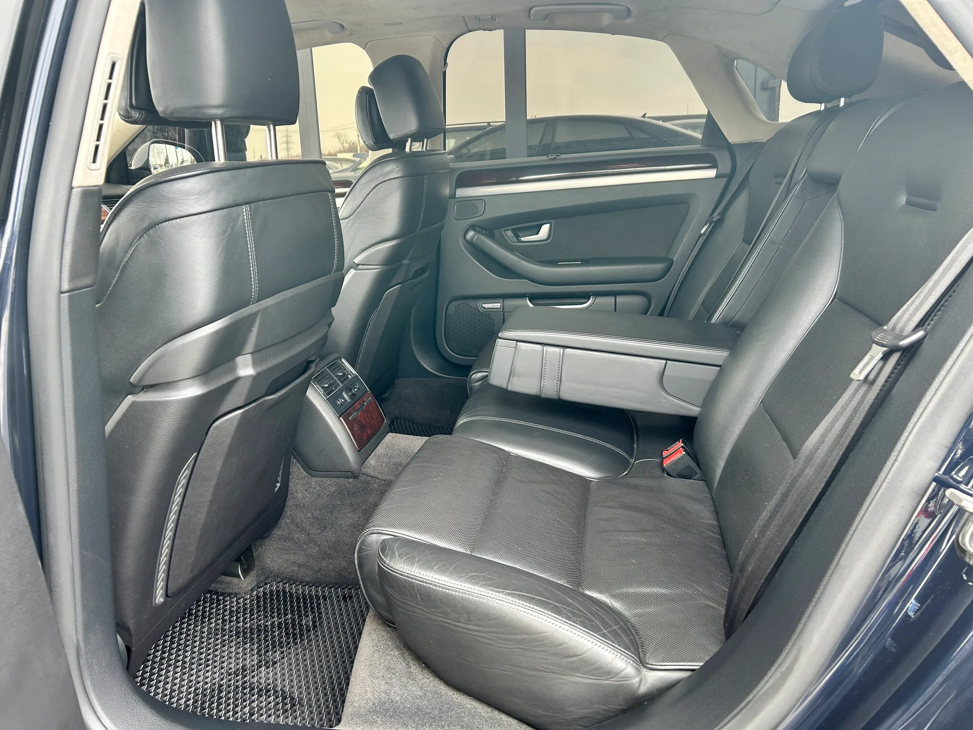 Audi A8 — фото 6