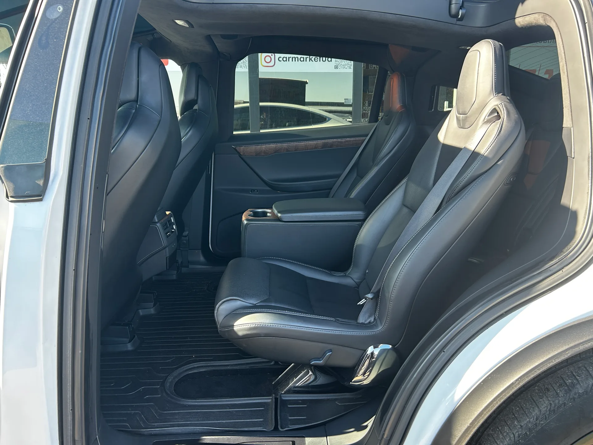 Tesla Model X — фото 8