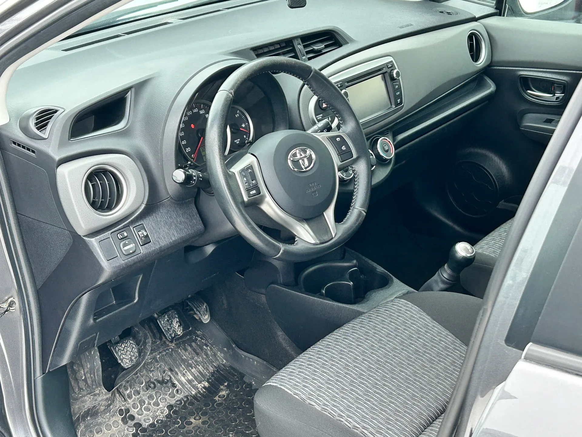 Toyota Yaris — фото 6