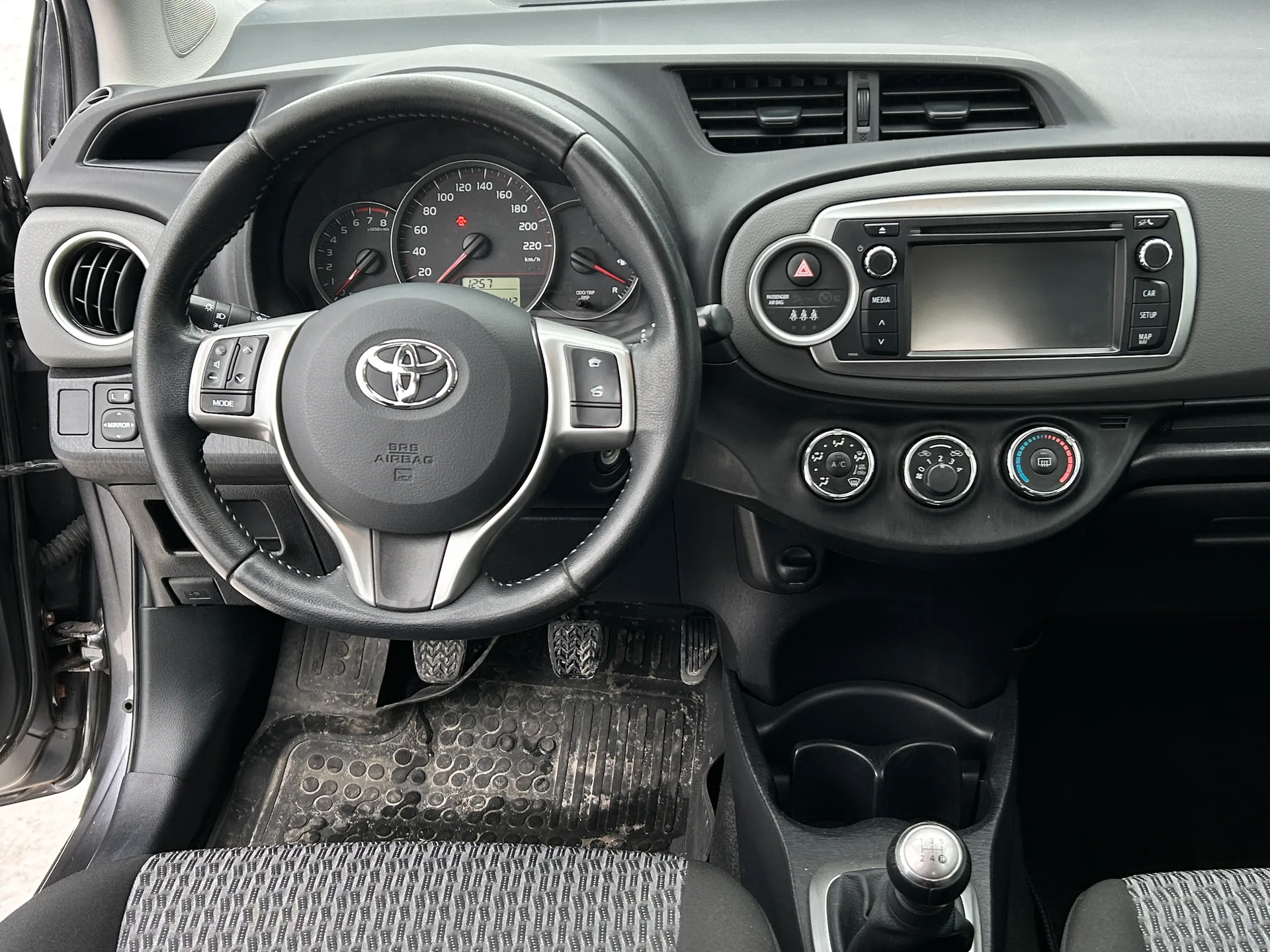 Toyota Yaris — фото 8