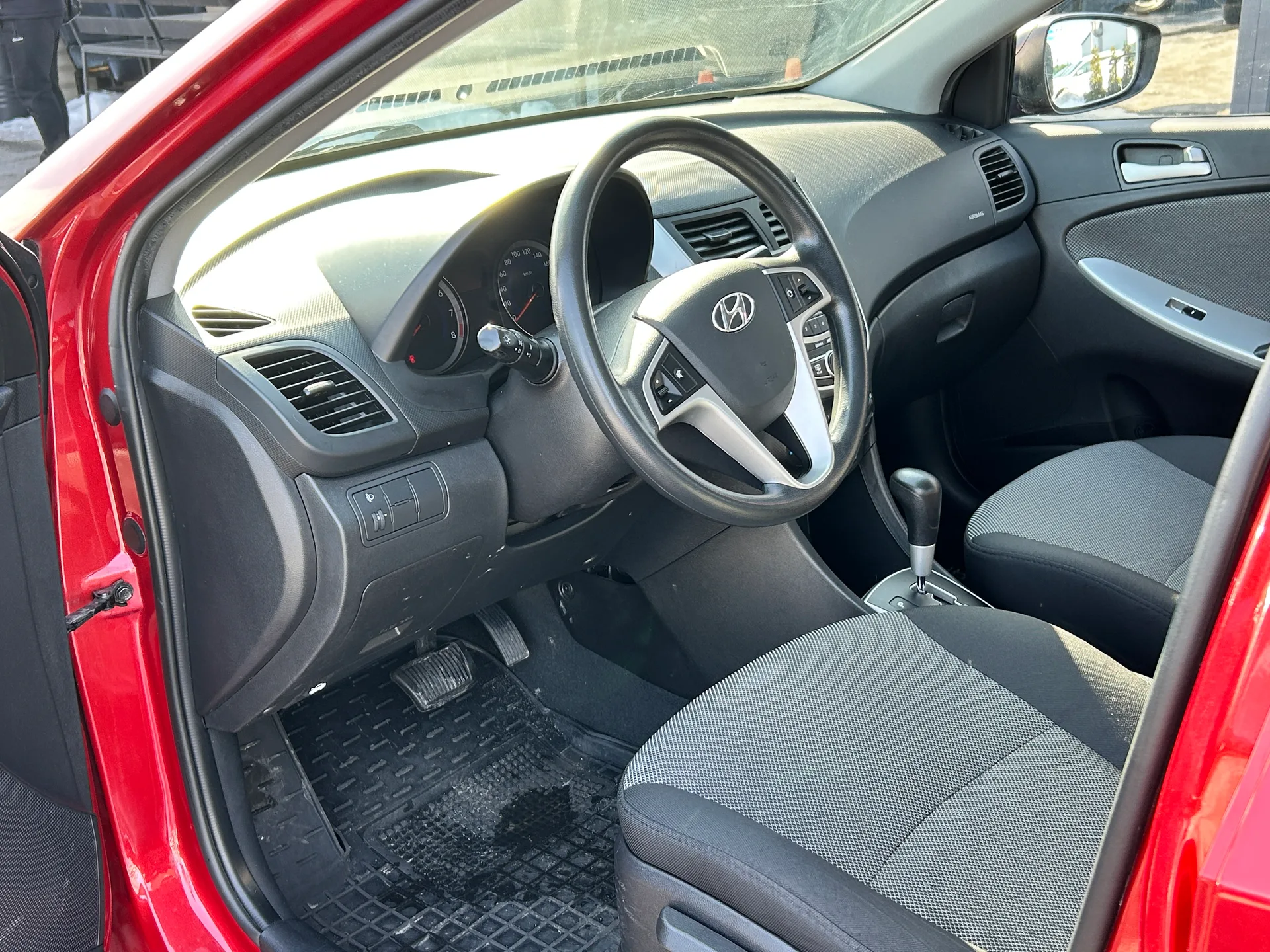 Hyundai Accent — фото 5