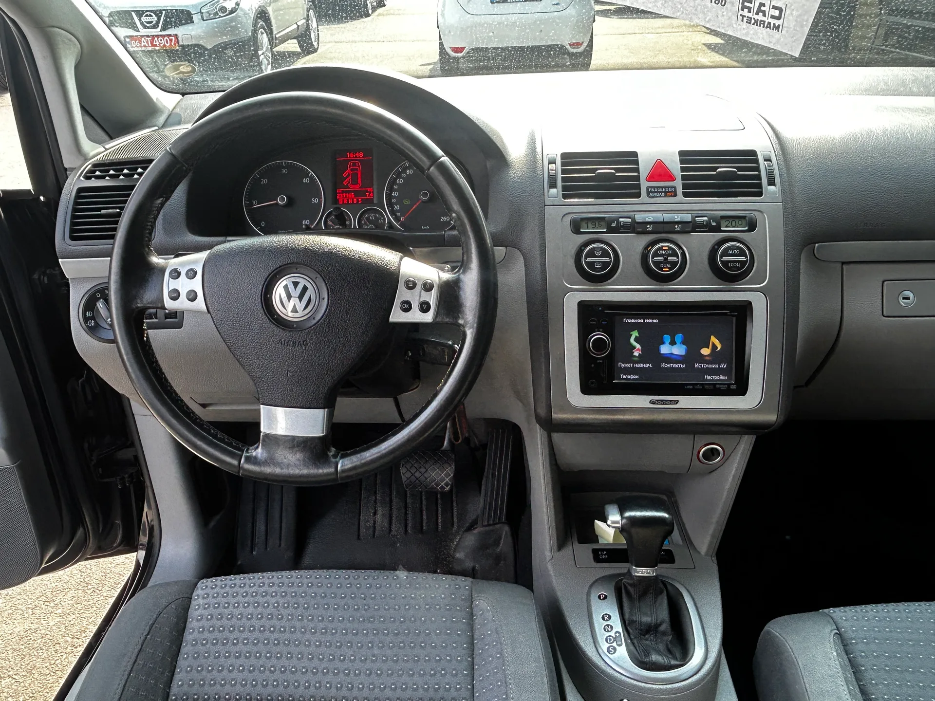 Volkswagen Touran — фото 6