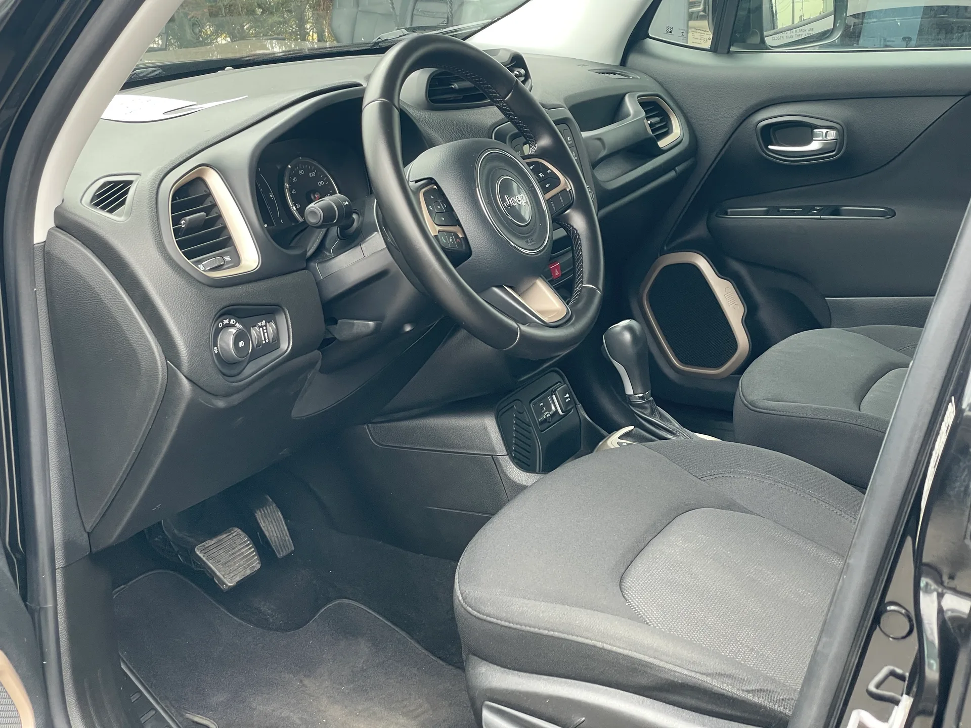 Jeep Renegade — фото 6