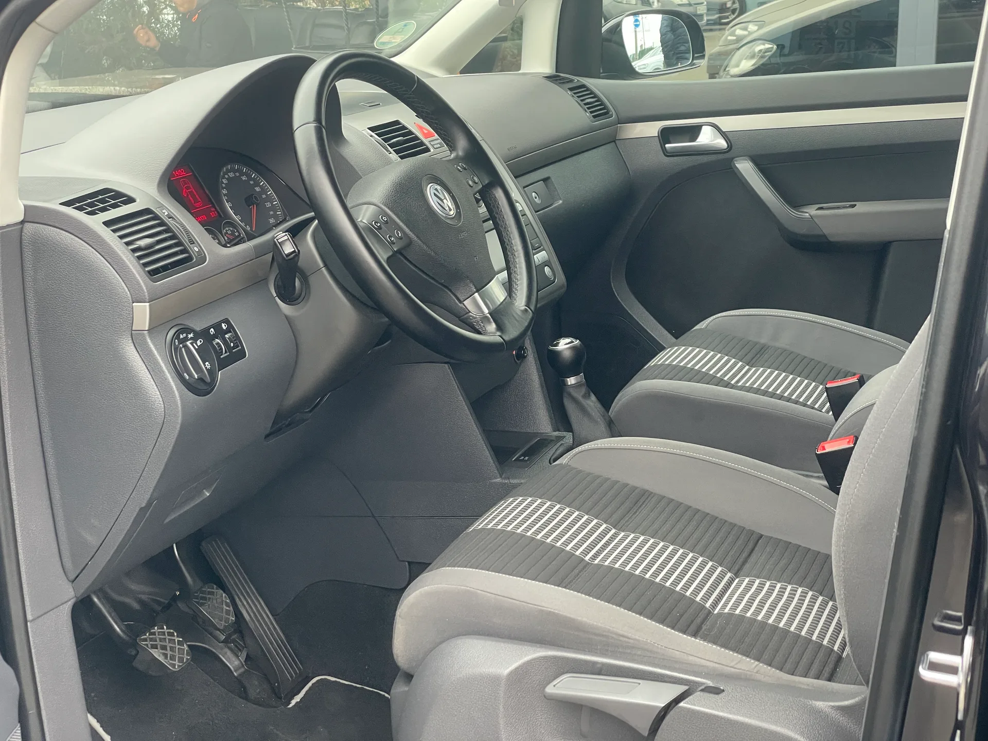 Volkswagen Touran — фото 9