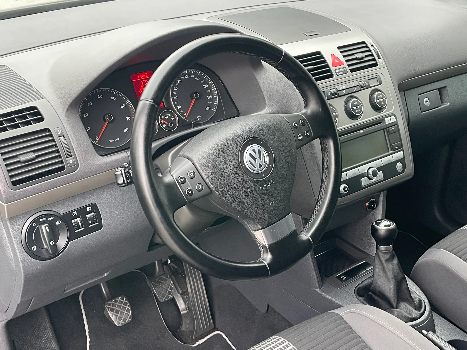 Volkswagen Touran — фото 10