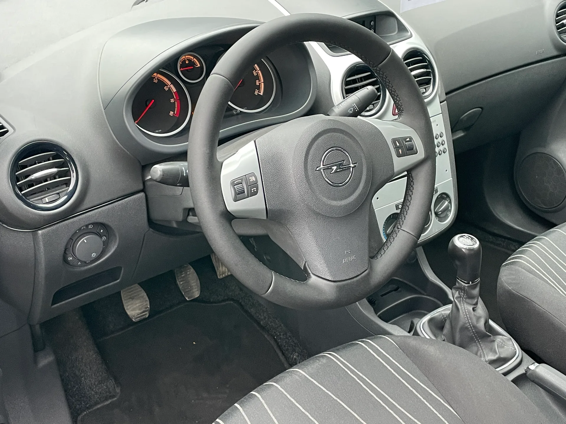 Opel Corsa — фото 7