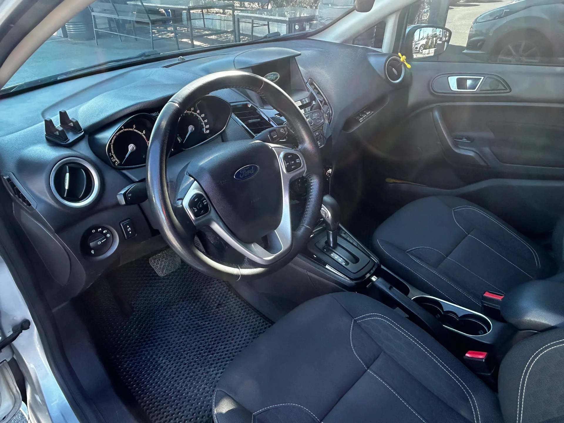 Ford Fiesta — фото 5