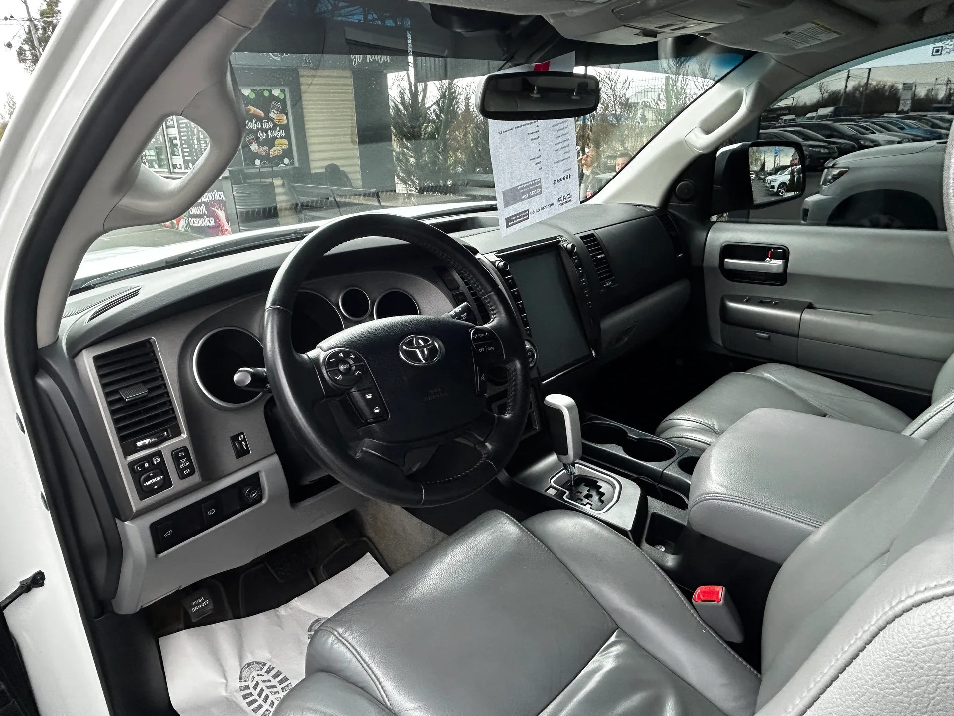 Toyota Sequoia — фото 5