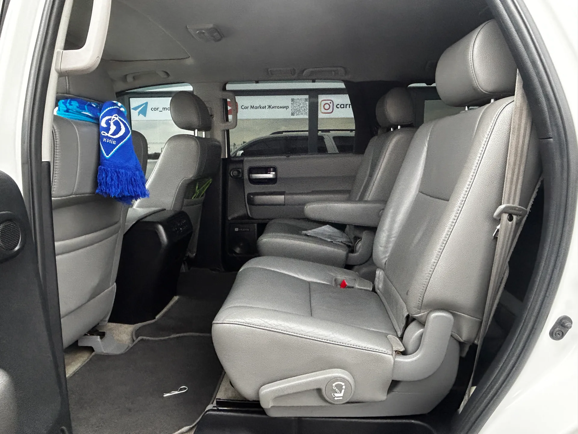 Toyota Sequoia — фото 7