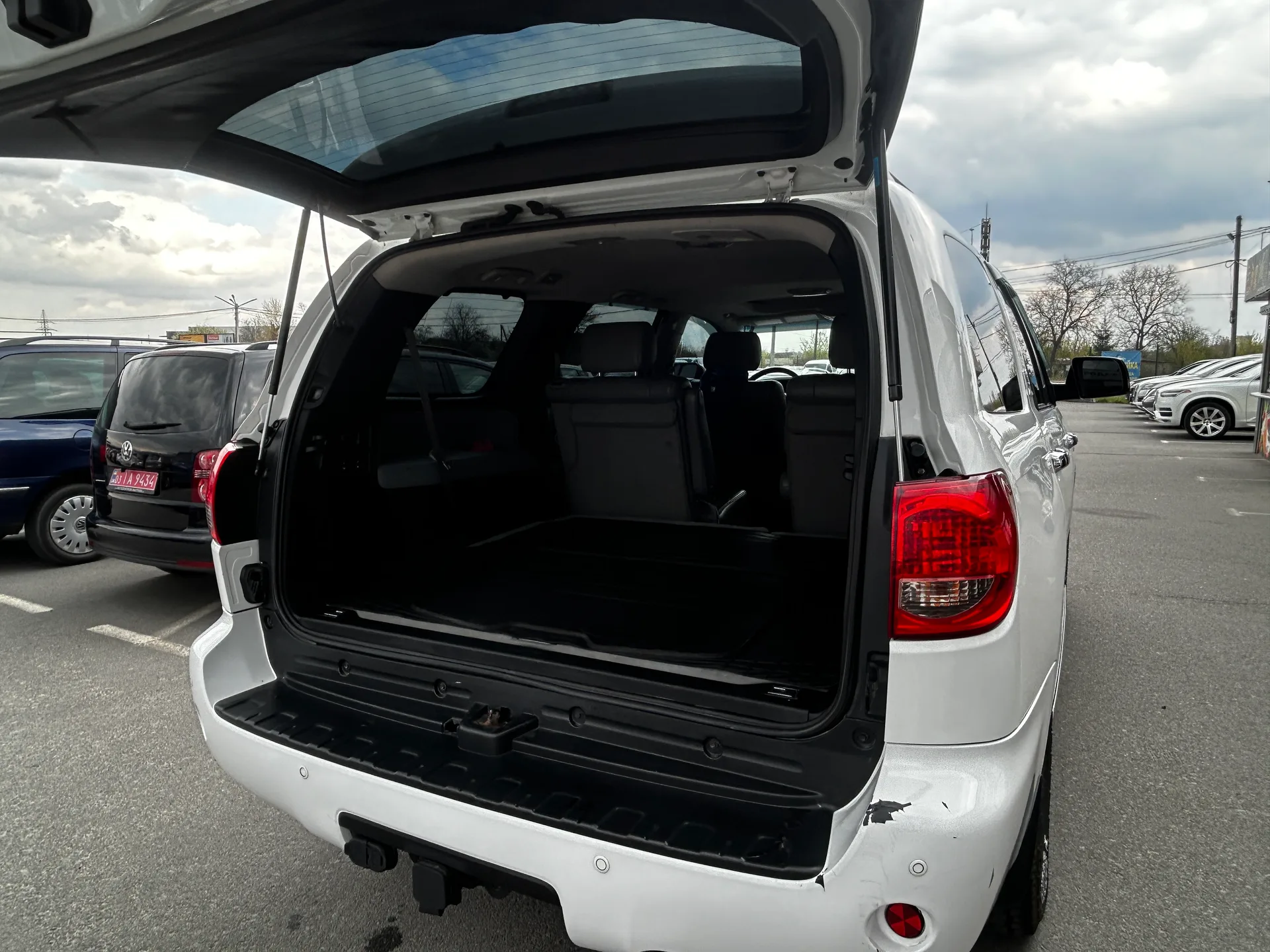 Toyota Sequoia — фото 8