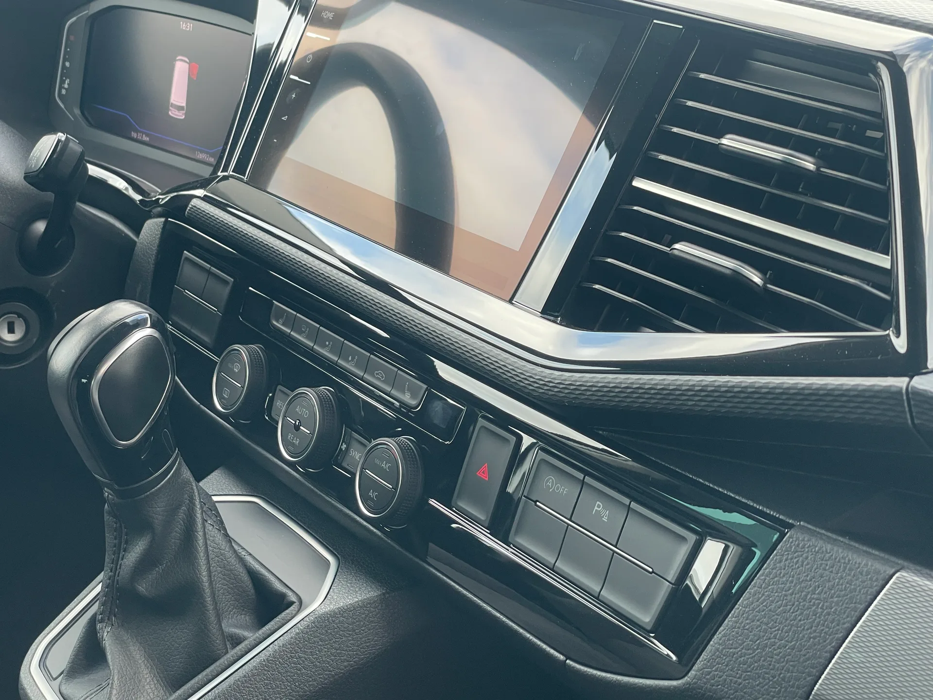 Volkswagen Multivan — фото 11