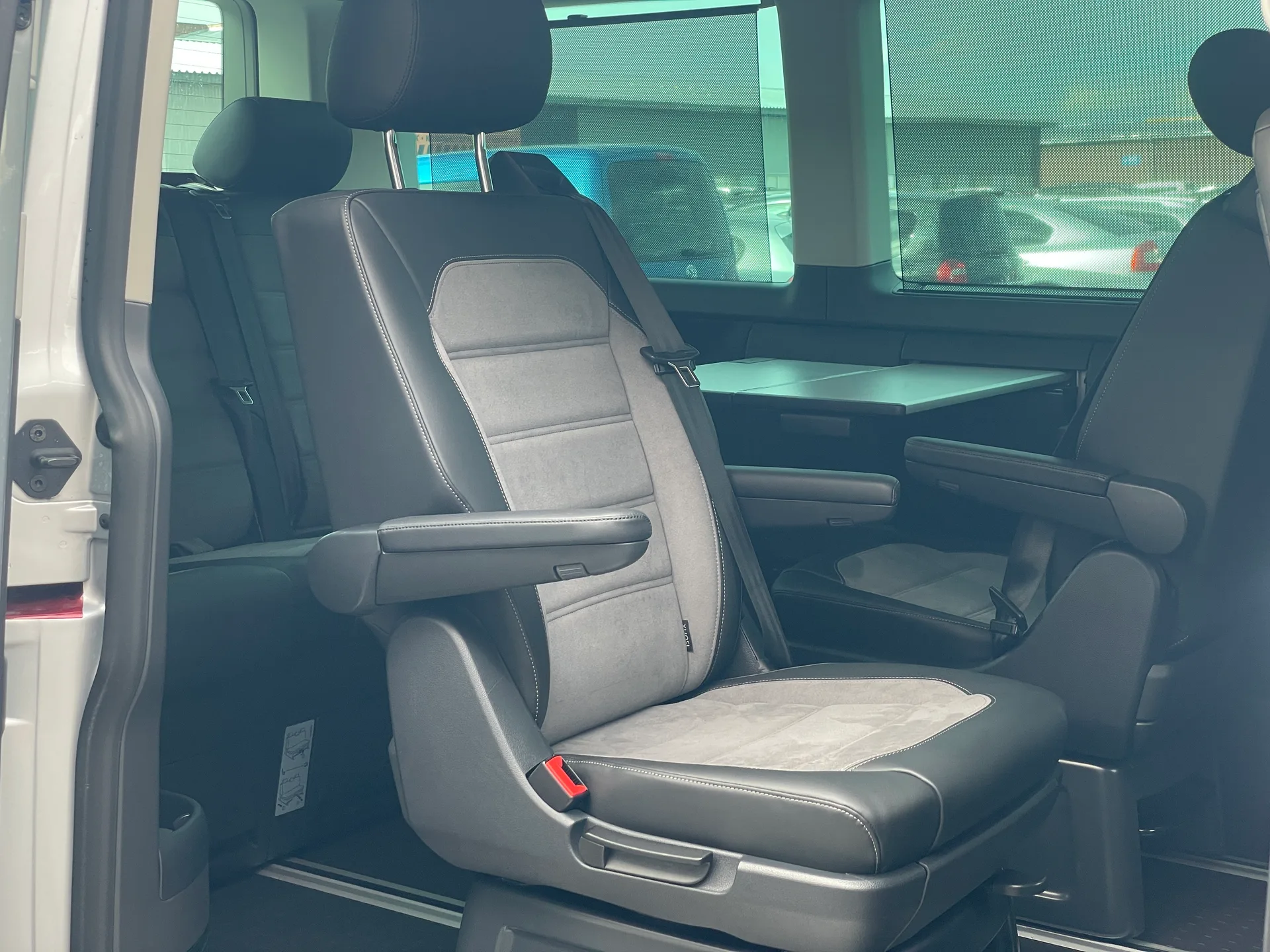 Volkswagen Multivan — фото 12